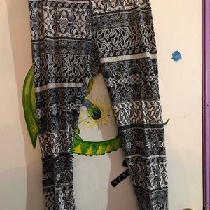 Decree abstract black and white pattern leggings